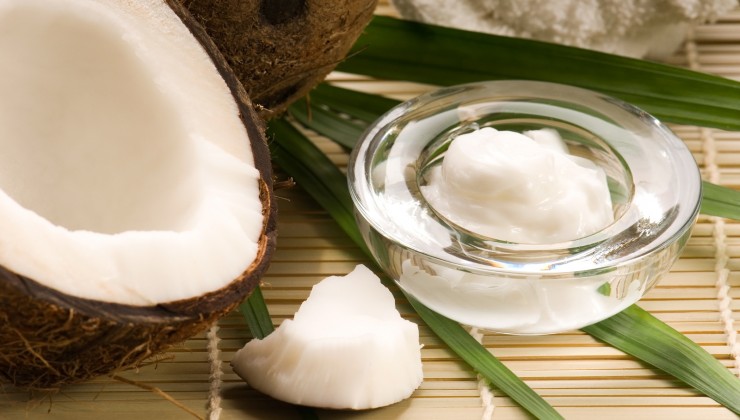 10 reasons to keep Coconut Oil in your Bathroom