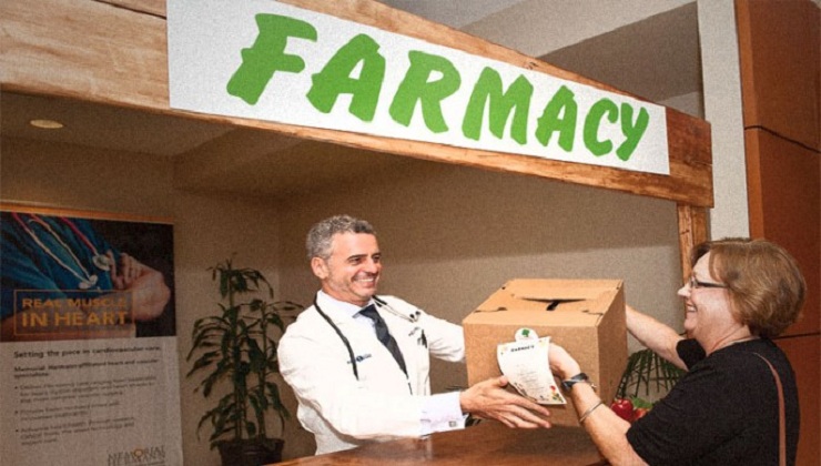 Meet the Holistic Doctor who Prescribes Fruit and Vegetables Instead of Drugs!